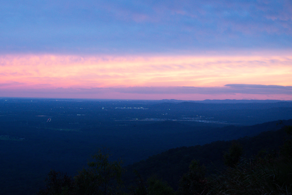 طباعة فنية متوهجة لأفق المدينة